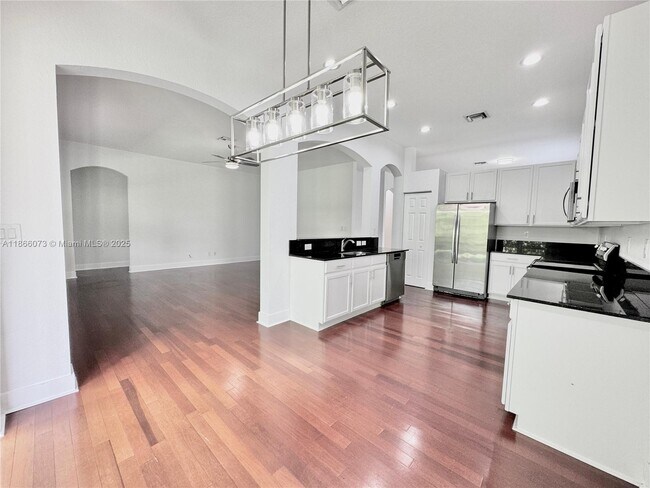 Foto del edificio - 4451 Laurel Pl