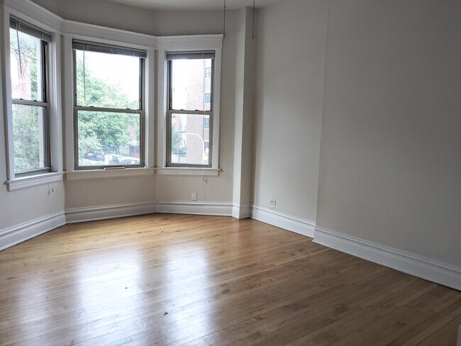 Building Photo - 3800 N Wilton Ave