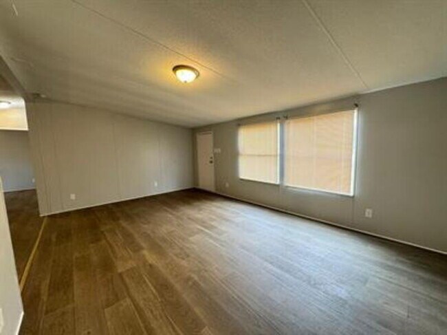 Building Photo - 152 W Lakeview Dr