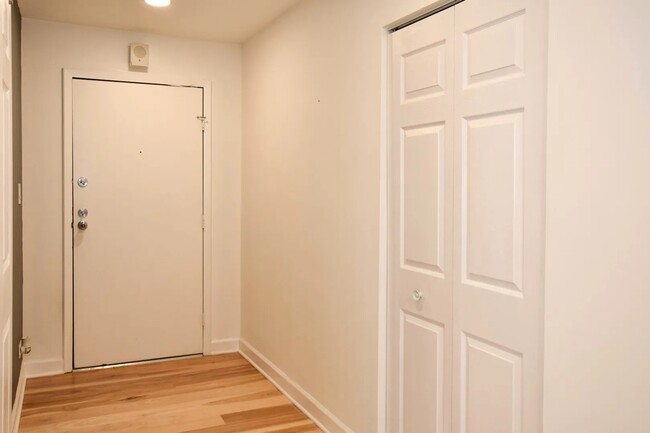 Building Photo - 601 W Huntington Commons Rd