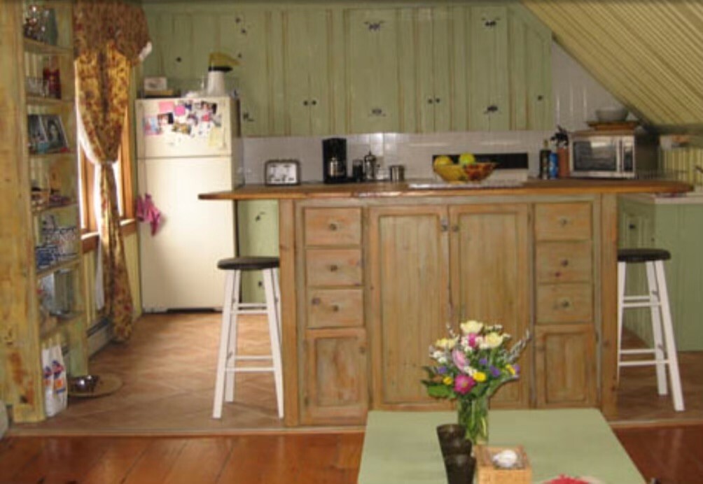 Large kitchen - 33 W Elm St