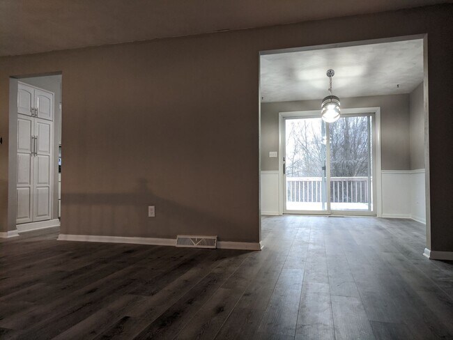 Building Photo - *****Huge 4 bedroom, 3 full bath home FOR RENT July 1st in Canonsburg!*****
