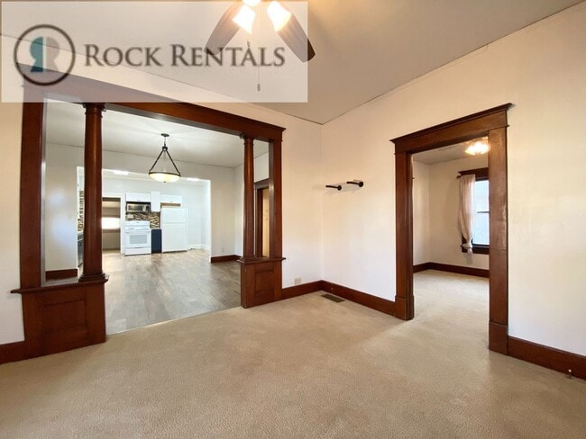 Building Photo - Updated 3 Bed 1 Bath with Large Back Yard