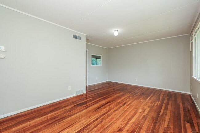 Foto del edificio - 5301 Woodbine Ave
