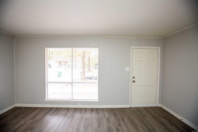 Building Photo - 10 Timber Ln
