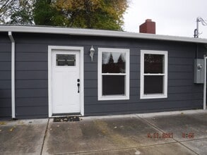 Building Photo - 328 Oak St
