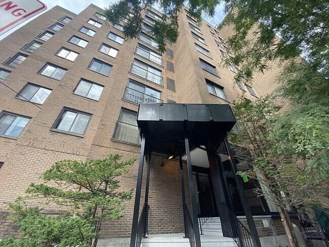 Entrada del edificio por la calle Saint Paul. - 1243 Beacon St
