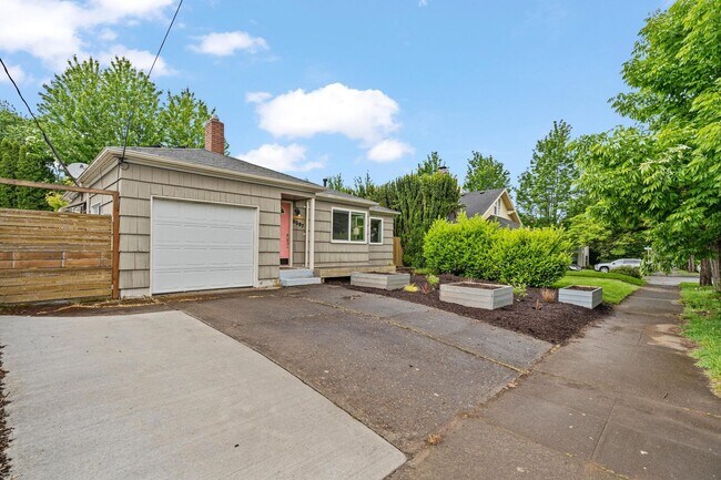 Building Photo - Charming 2-bdr/1-bath Bungalow in St. John...
