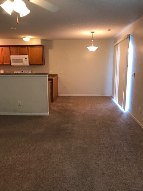 Restaurantes - 837 Whitetail Ct