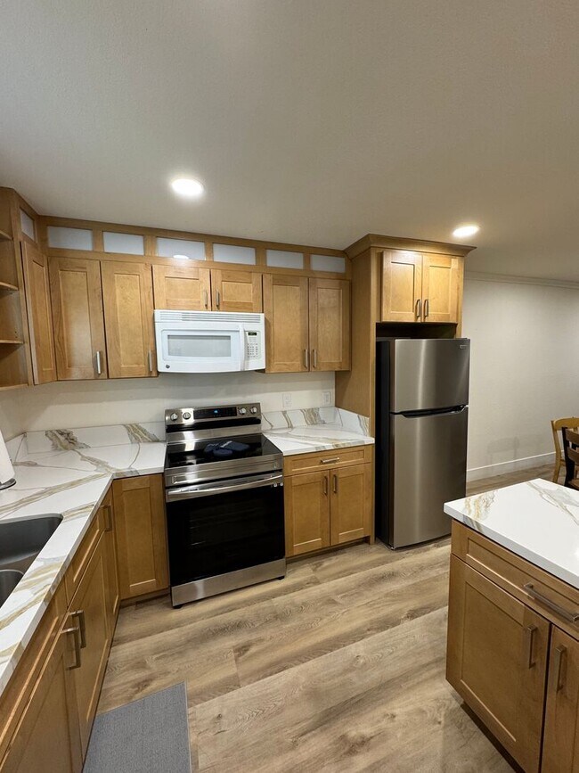 Building Photo - Beautifully Renovated 2 Bedroom Condo - Partially Furnished