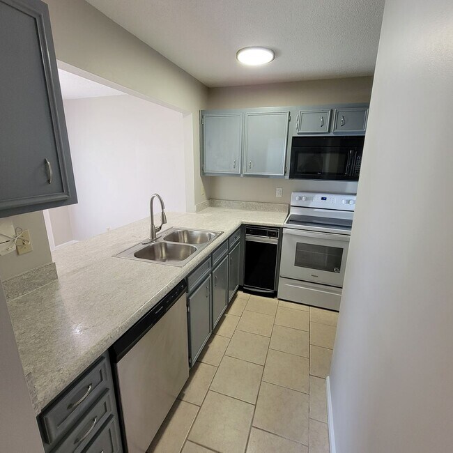 Building Photo - 2/1.5 Townhome-Cookeville City- End Unit