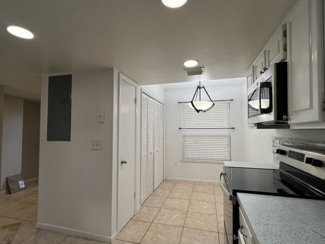 Building Photo - PRICE REDUCED!  Stylish 2 BR 2 BA Condo w/ Modern Amenities & Prime Parking!