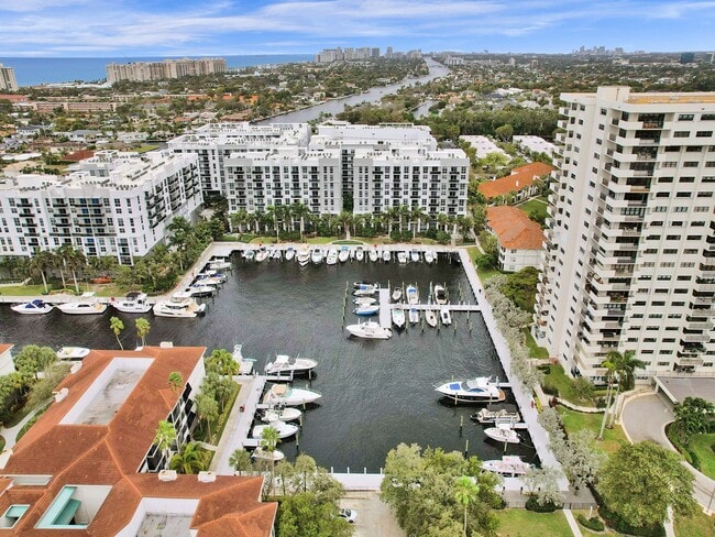 Building Photo - 3200 Port Royale Dr S