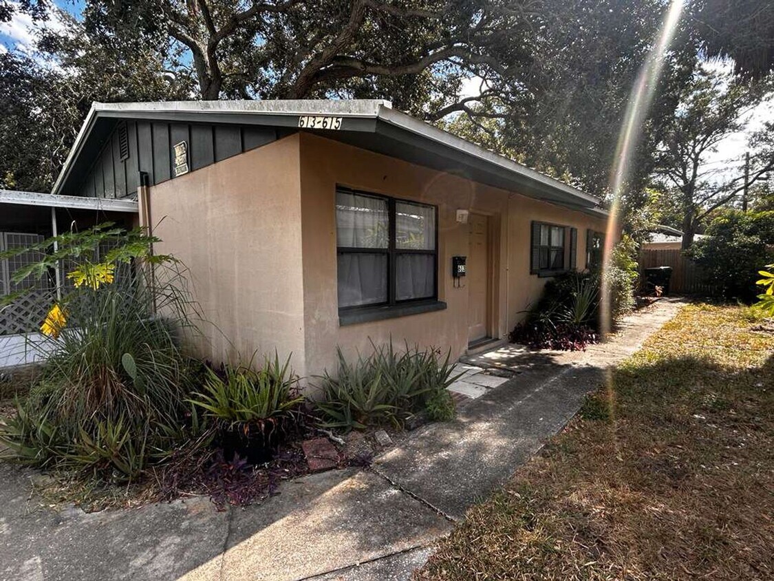 Foto principal - Stunning Updated Home with Large Fenced Yard