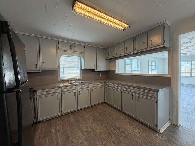 Foto del edificio - Spacious yard-3/2 available now!