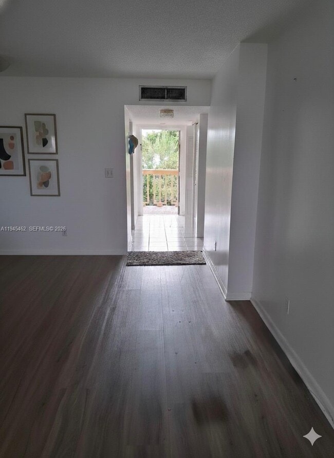 Foto del edificio - 5841 NW 61st Ave