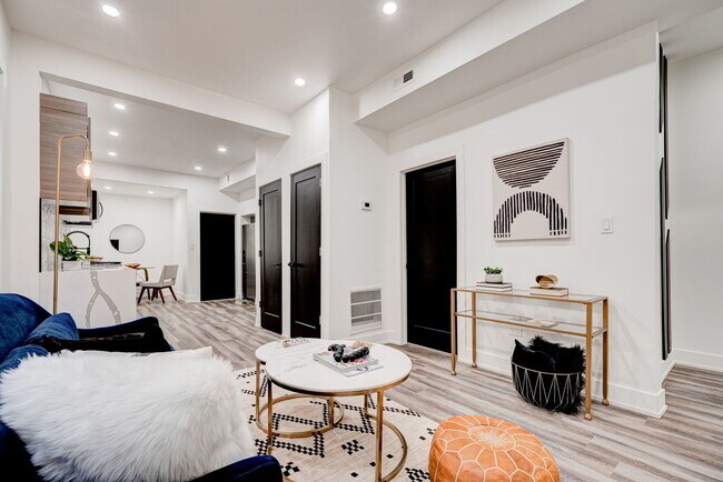 Building Photo - 3329 W Dickens Ave