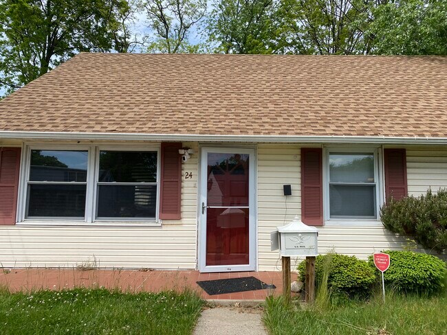 HOUSE SHARE. PRIVATE BEDROOM - 24 Parkerson Rd
