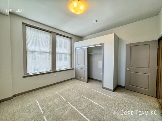 Foto del edificio - 306 E. 12th St.-910