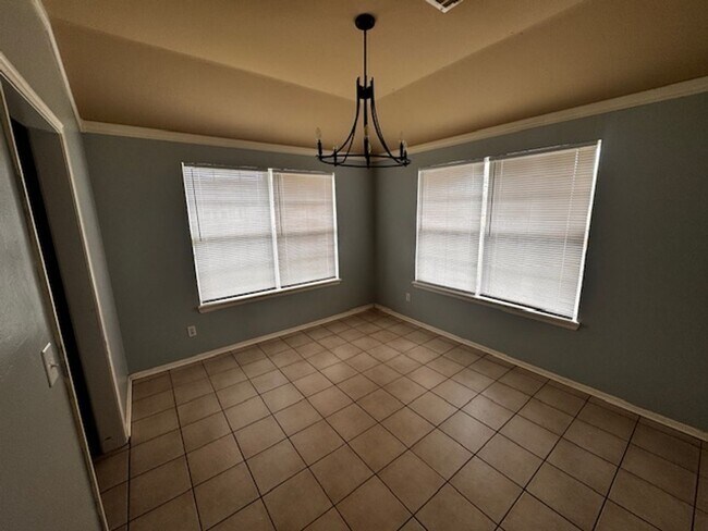 Building Photo - 3bed 2bath located in Mustang School Distr...