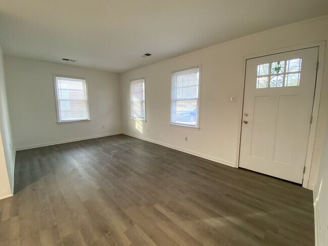 Building Photo - 2 Bedroom, 1 Bathroom in Colonial Acres re...