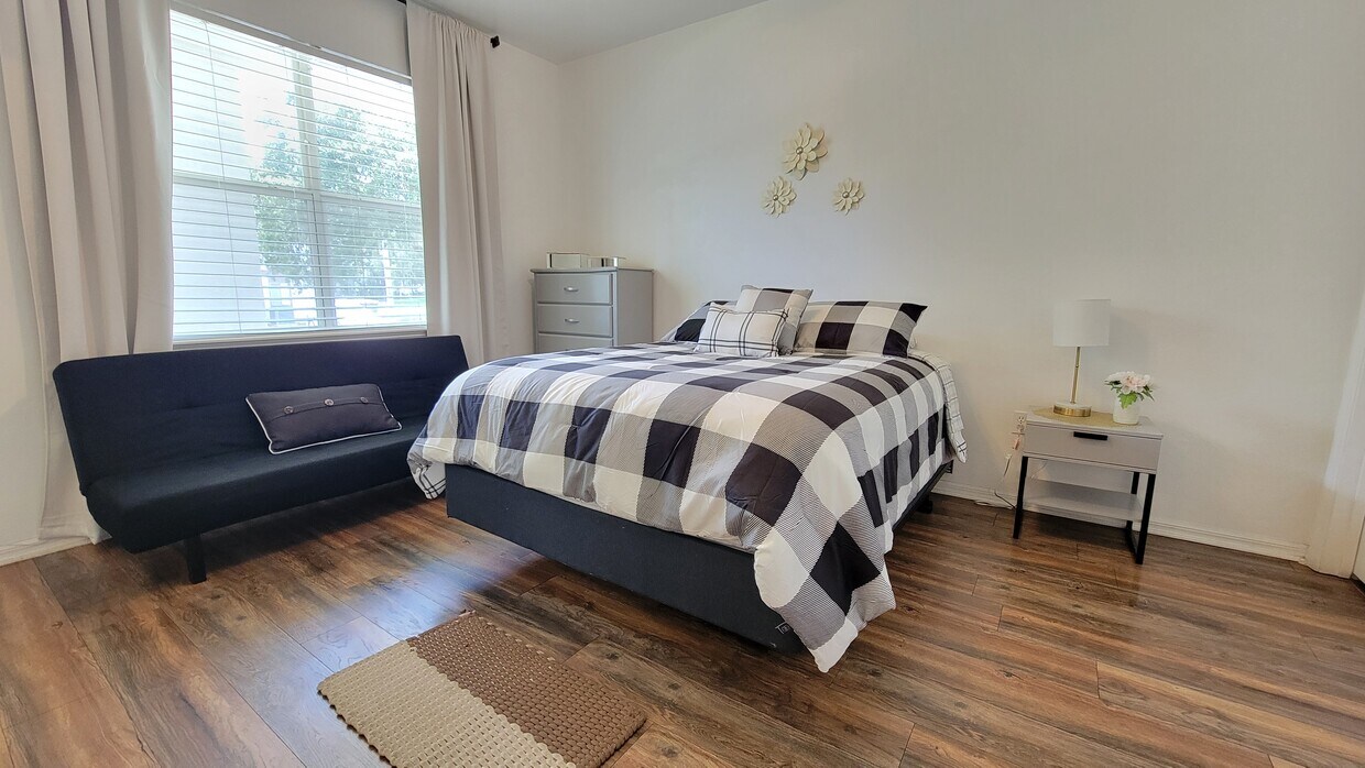 Foto principal - 6519 W Newberry Rd