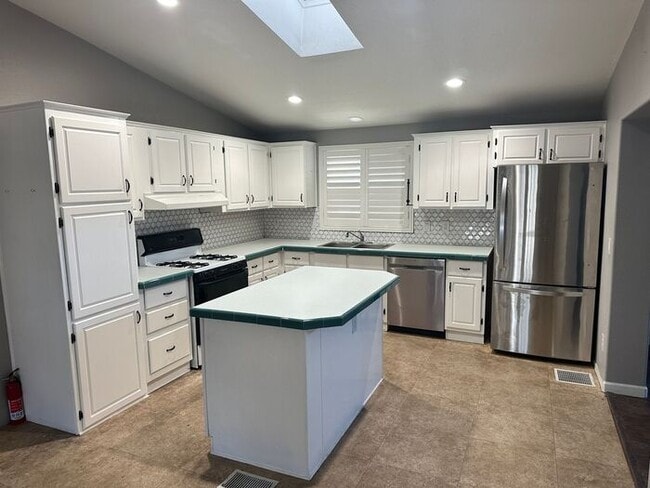 Building Photo - Charming villa in 55 plus quiet neighborhood.