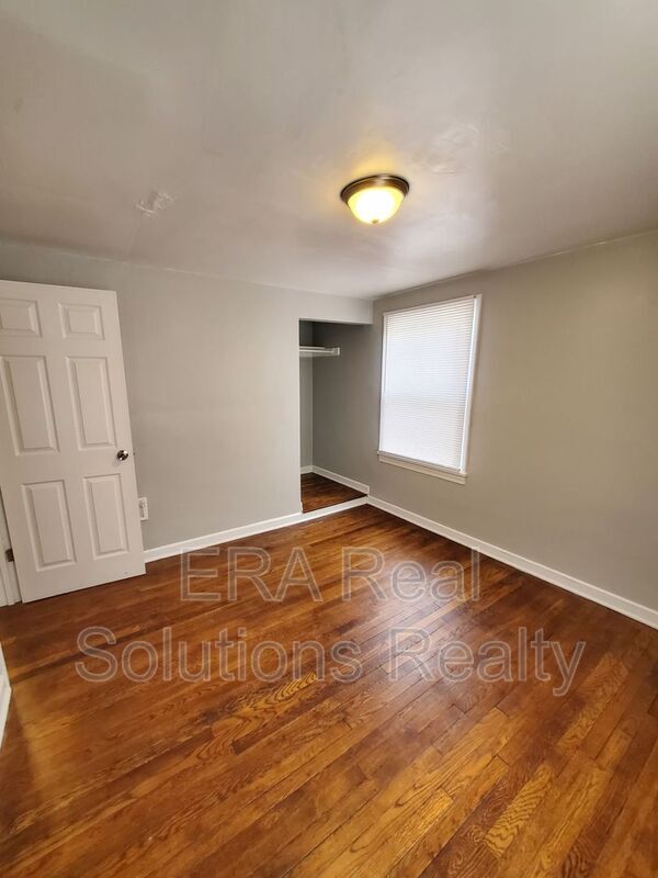 Building Photo - 1049 E 21st Ave