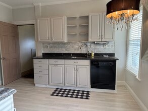 Building Photo - 38 Russell St