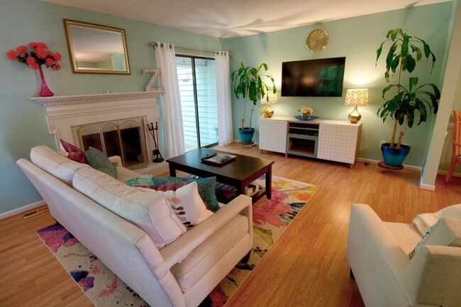 Building Photo - Cozy end unit townhome in a prime location...
