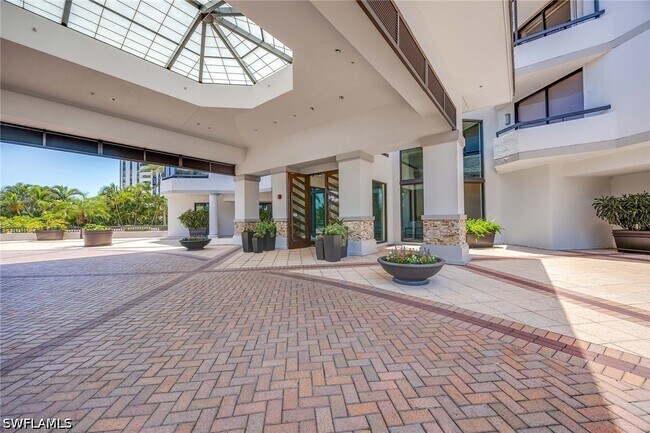 Foto del edificio - 6075 Pelican Bay Blvd
