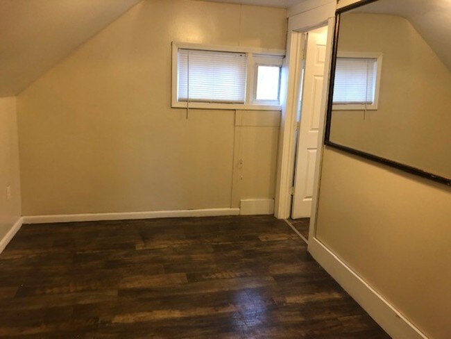 Building Photo - 825 N Walnut St