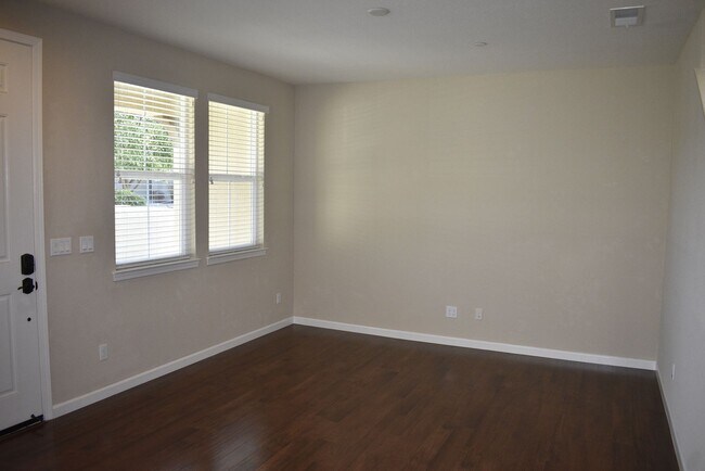 Foto del edificio - 3033 Village Park Dr