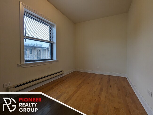 Building Photo - 813 W Cornelia Ave