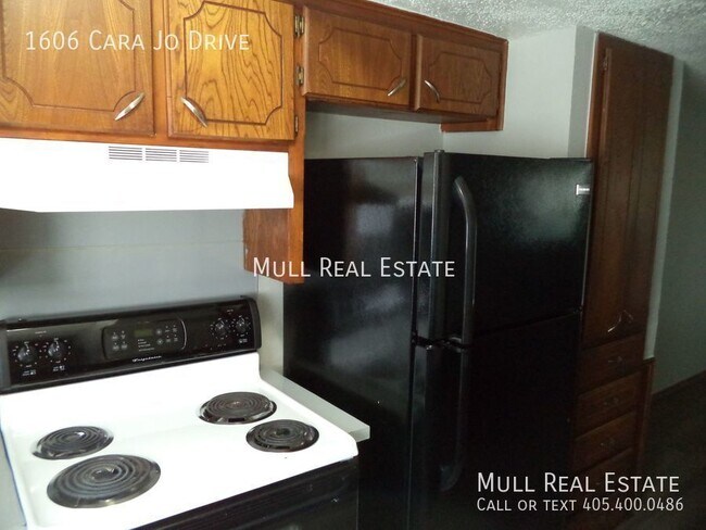 Building Photo - Freshly remodeled condo in the Meadows Con...