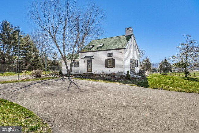 Foto del edificio - 3220 Windy Bush Rd