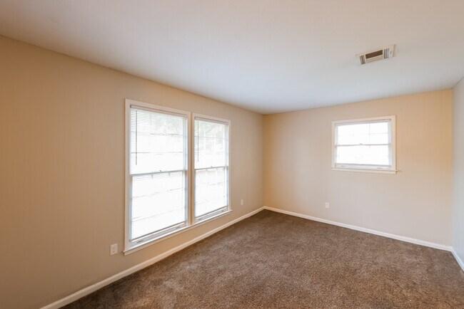 Foto del edificio - 323 N Burbank Dr