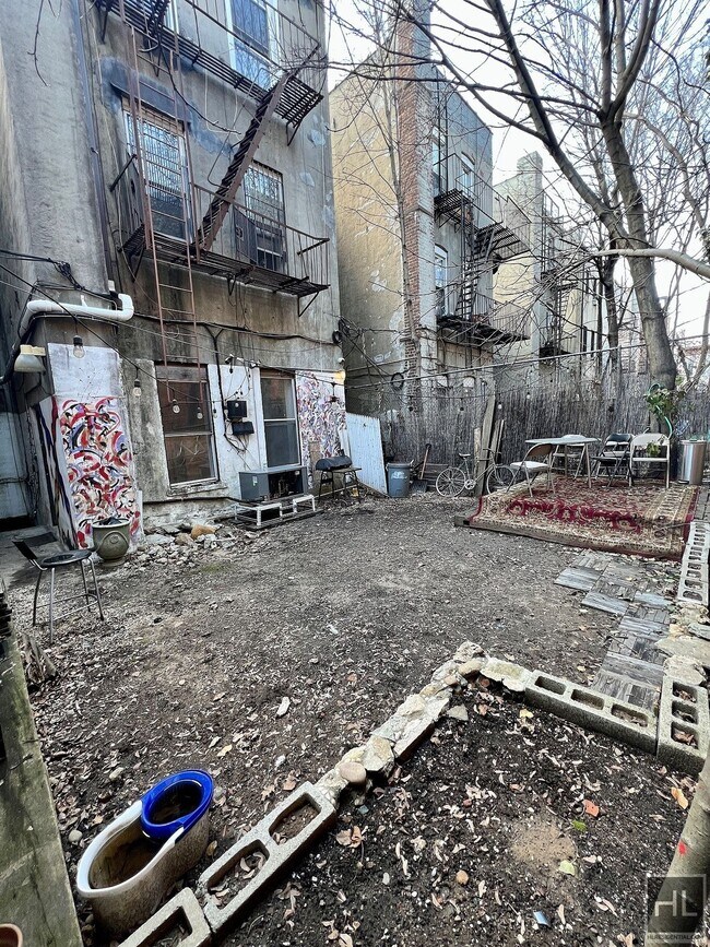 Foto del edificio - 3BR 1BA Massive Backyard w/ Performance Stage