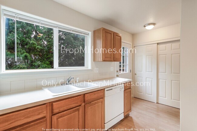 Foto del edificio - Portsmouth Three Bedroom Townhome w/ AC!