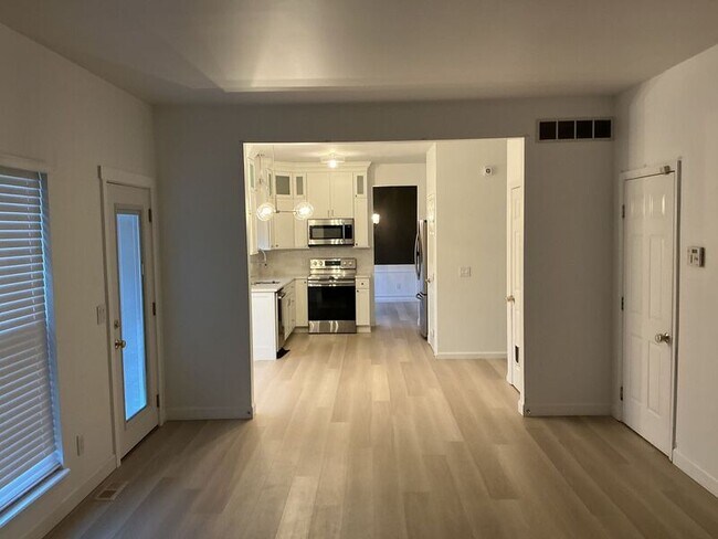 Building Photo - 104 W Stoneridge Dr