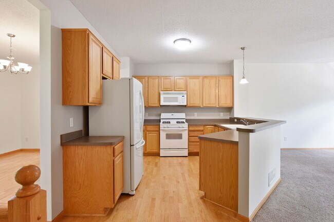 Foto del edificio - Charming 2-Bed Townhouse in Wayzata with Hardwood Elegance & Cozy Fireplace!