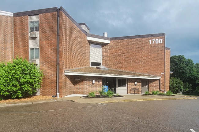 Building Photo - 1700 Four Oaks Rd
