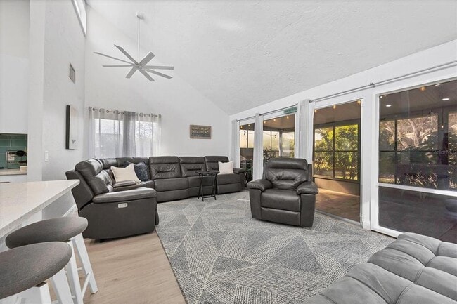 Foto del edificio - 680 White Pine Tree Rd