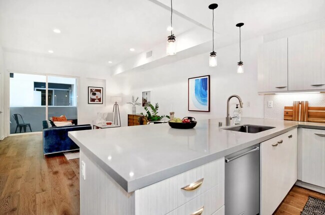 Building Photo - 4825 Craner Ave