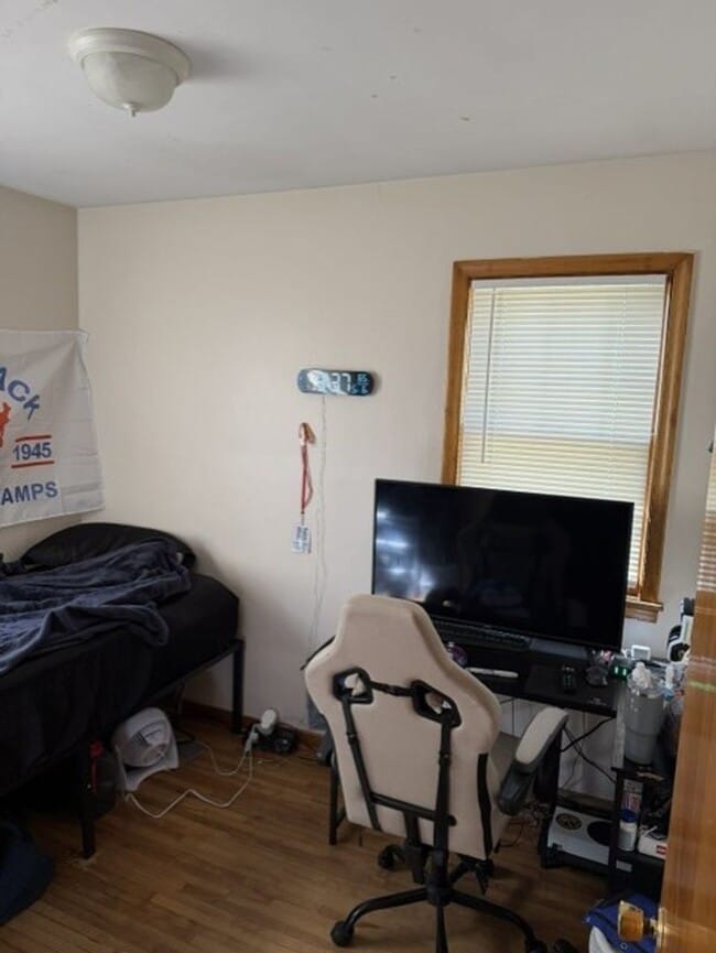 Building Photo - Cozy 2 bedroom house w/ garage