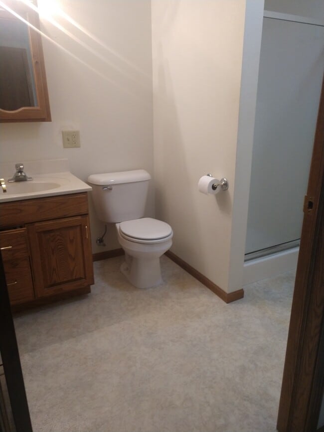 BAÑO PRINCIPAL CON DUCHA - 401 E Drake St