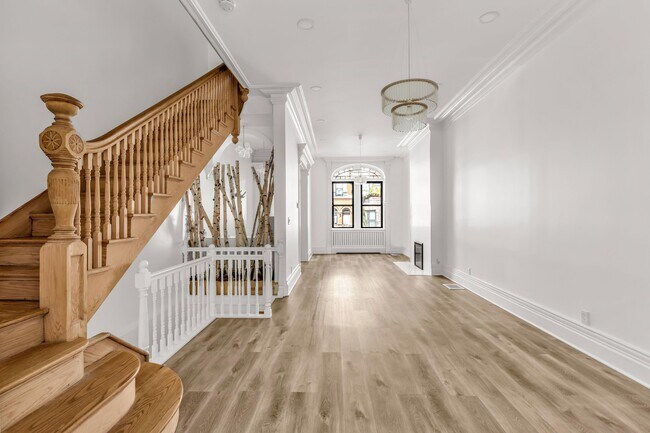 Building Photo - 128 Manhattan Ave