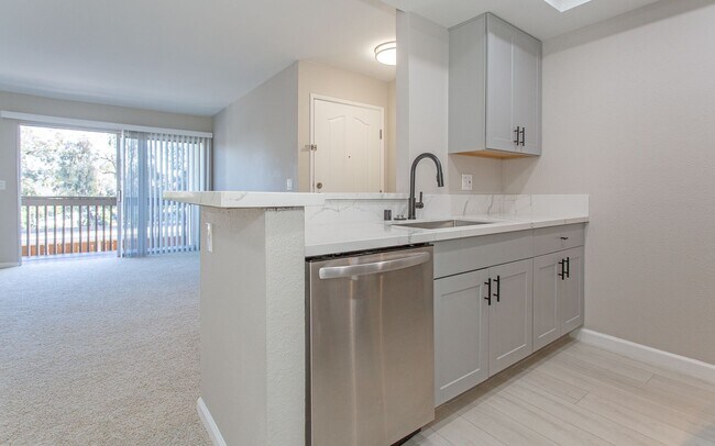 Building Photo - Lovely upstairs 2 bedroom Condo with Modern upgrades in Oceanside