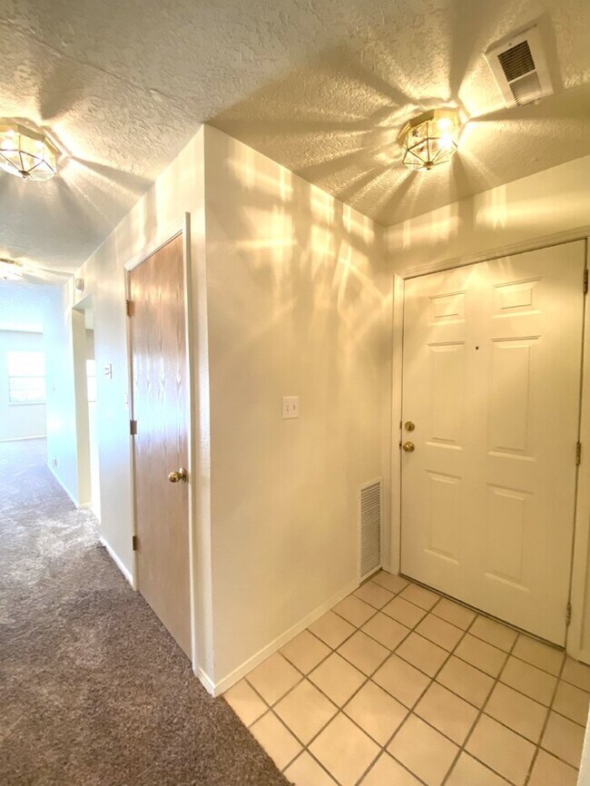 Foto del edificio - 2nd Floor - 2BR/2Bath - Balcony - 1Car Garage