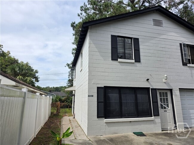 Building Photo - 405 Turnberry St